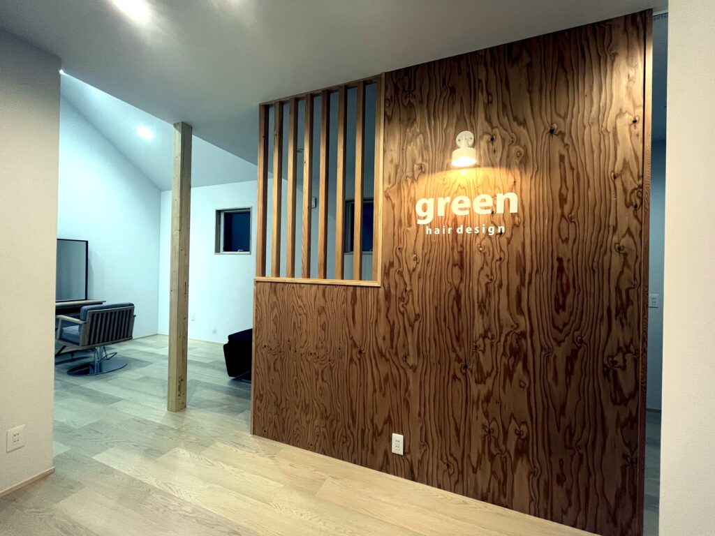 木の温もりを感じるロゴ壁。店内の象徴的な空間。