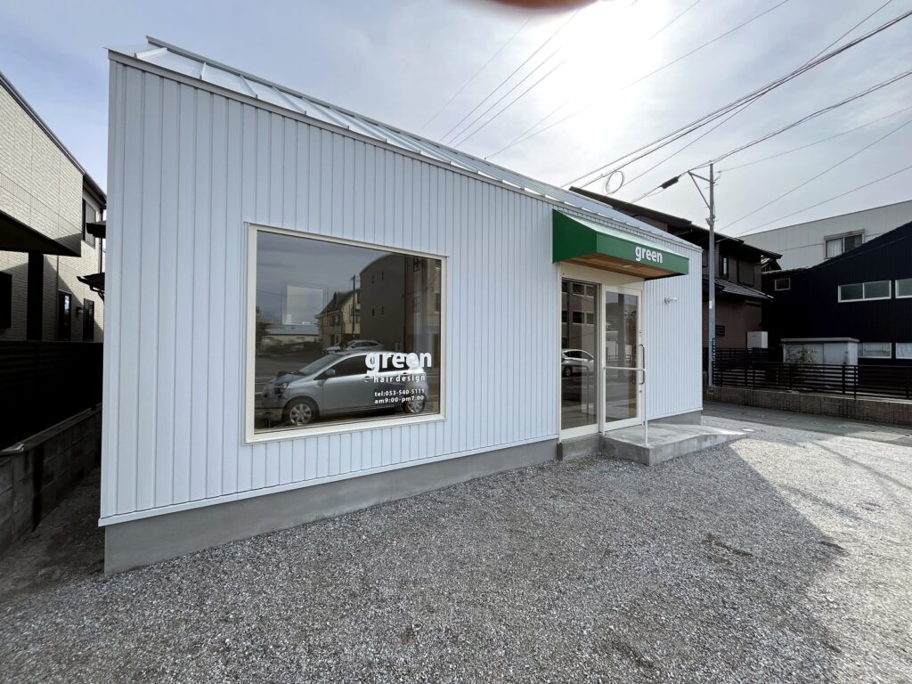建物全体の外観。落ち着いた白を基調とした佇まい。