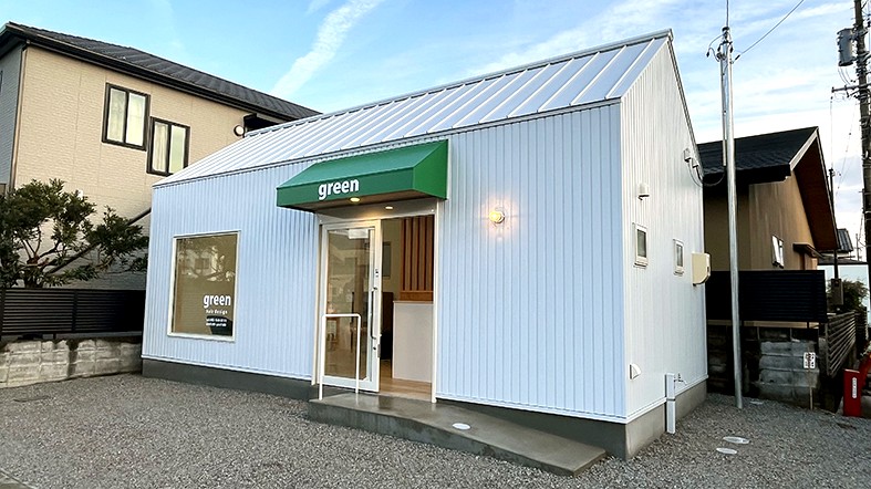 建物全体の外観。落ち着いた白を基調とした佇まい。